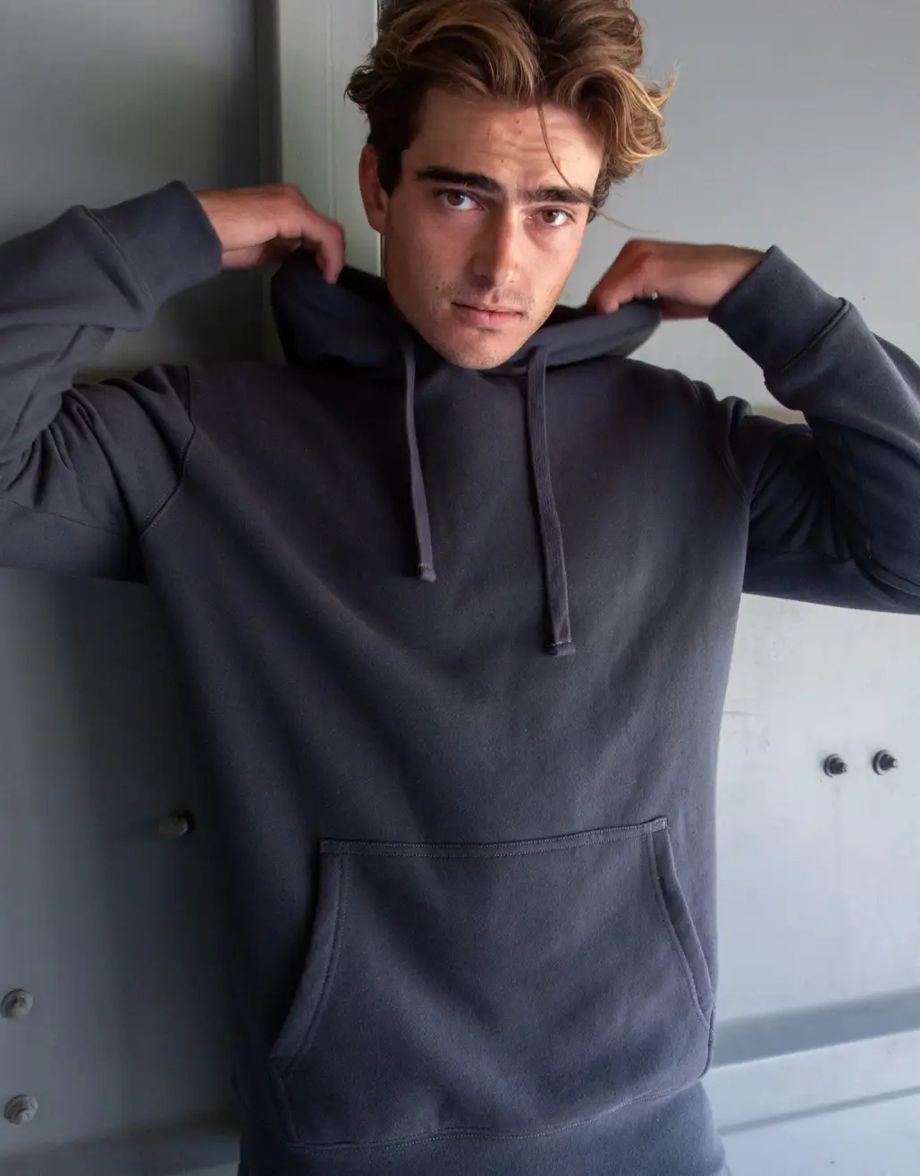 PLAIN BASIC ORGANIC HOODIE IN CHARCOAL